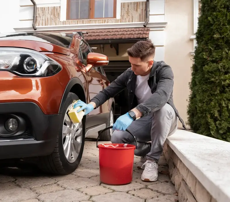 Lavage auto à domicile Faux-la-Montagne : professionnel intervenant sur un véhicule